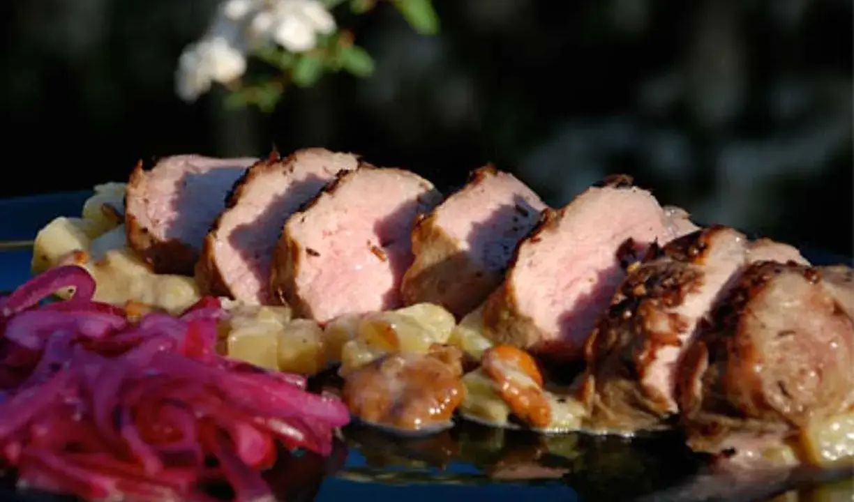 Saftig grillad lammfile med potatis och rödlök. En perfekt sommarrätt.