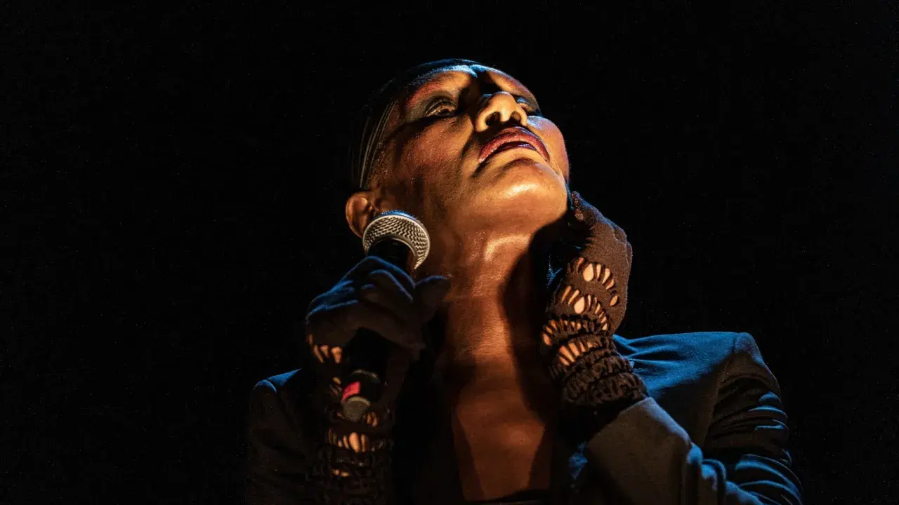 Grace Jones idag, med mikrofonen i handen och blicken uppåt, utstrålar ikonisk scenenergi.