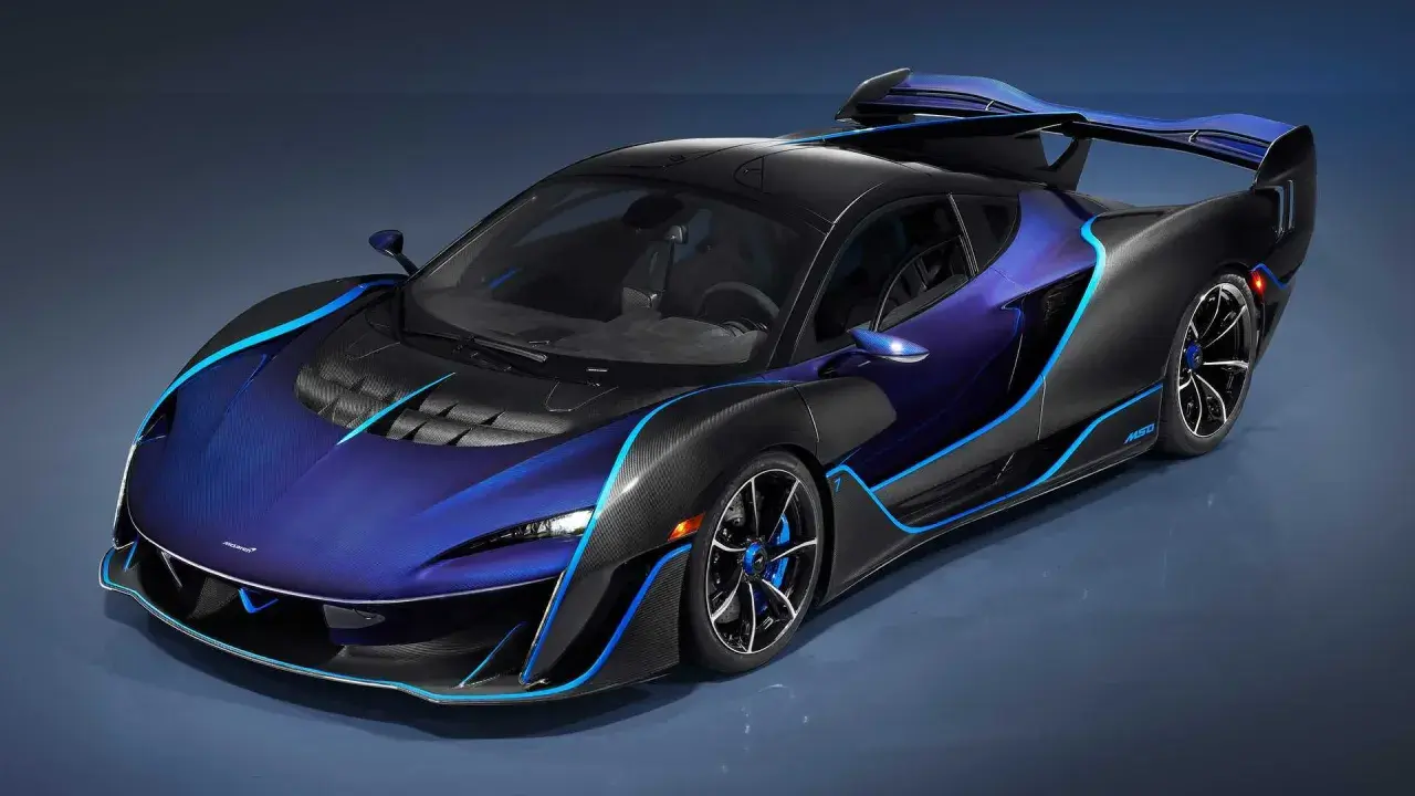 Ein McLaren Sabre in tiefem Blau mit leuchtend blauen Akzenten und Carbon-Elementen. Der McLaren Sabre Preis ist hoch, aber die Exklusivität rechtfertigt ihn.