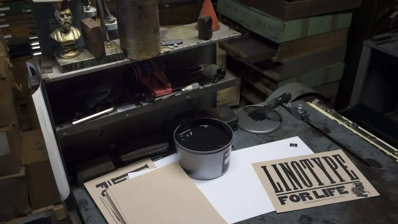 Co to jest print? To ręcznie drukowany plakat "LINOTYPE FOR LIFE" z użyciem czarnego tuszu, drewna i maszyny Linotype.