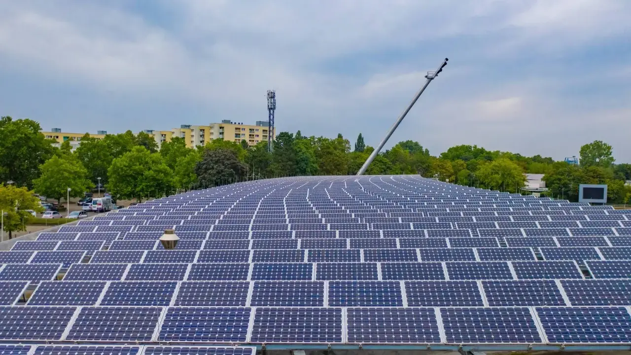 Große Solaranlage mit vielen Panels, die Energie für die Zukunft erzeugen. Die **EEG-Abschaffung** mag kommen, doch die Sonne scheint weiter.