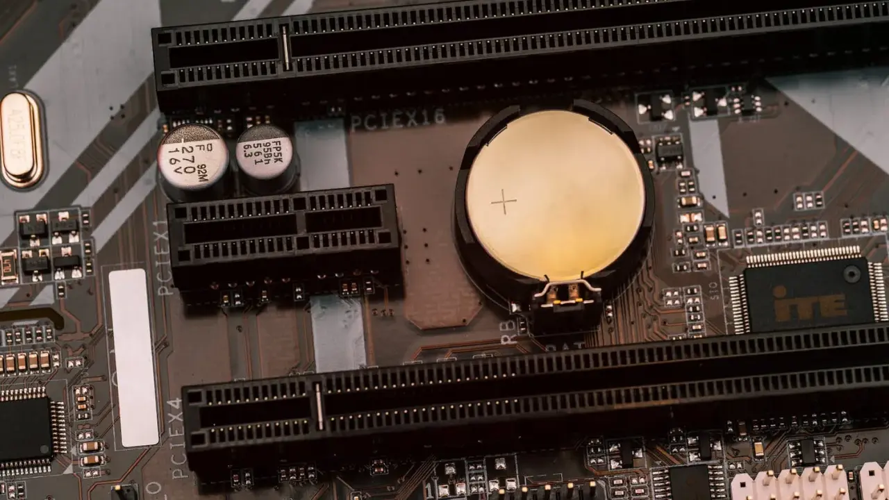 Carte mère MSI avec une pile bouton pour le clear CMOS, des slots PCI Express et des condensateurs.