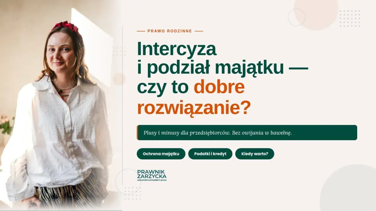 Kobieta w białej koszuli i czerwonej opasce na włosach. Tytuł: "Intercyza i podział majątku – czy to dobre rozwiązanie?".