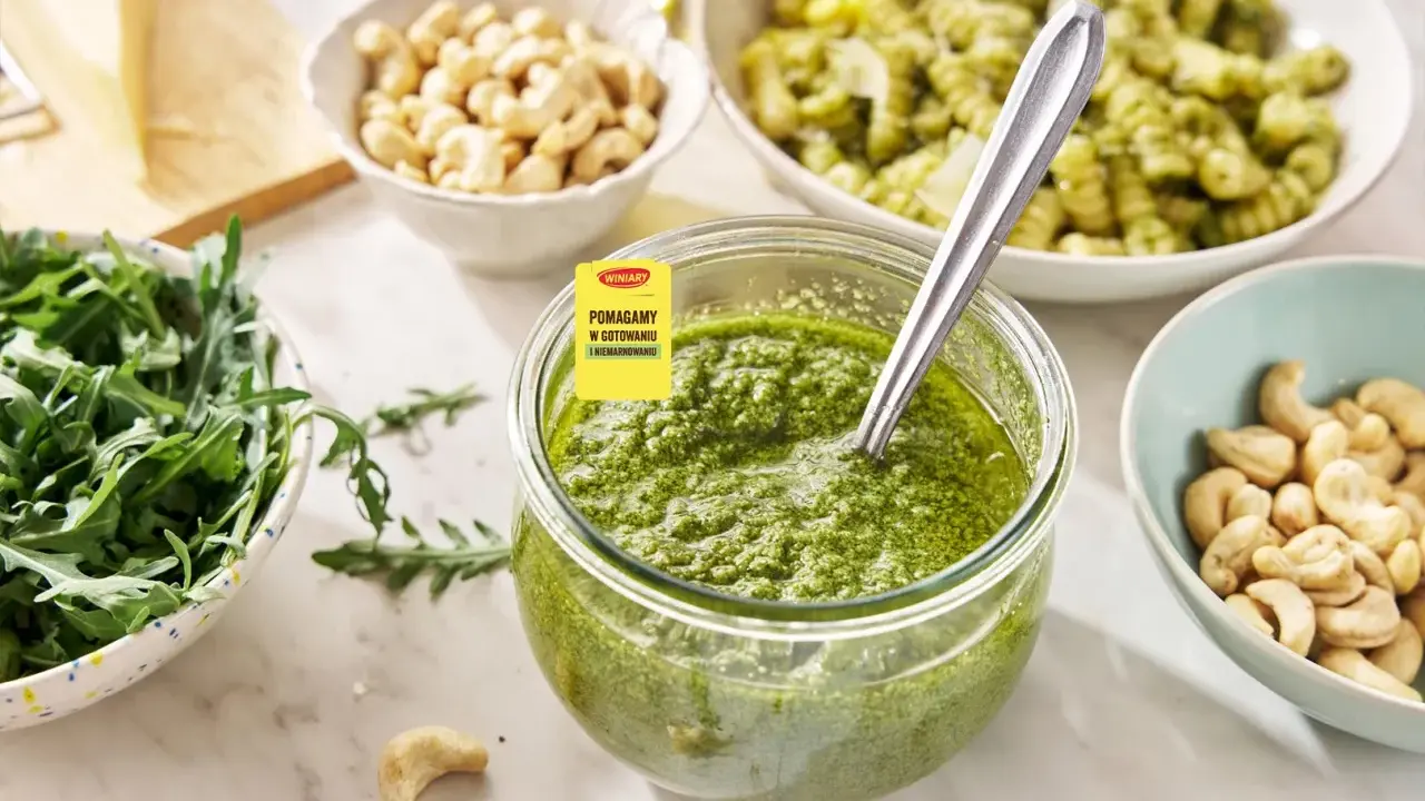Świeże pesto z rukoli, orzechy nerkowca i makaron. Idealne składniki do pysznego dania.