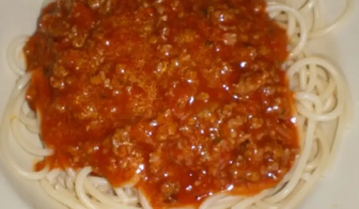 Porcja spaghetti z bogatym sosem bolońskim. Idealne pytanie: jakie mięso do spaghetti? Tutaj mielona wołowina w sosie pomidorowym.