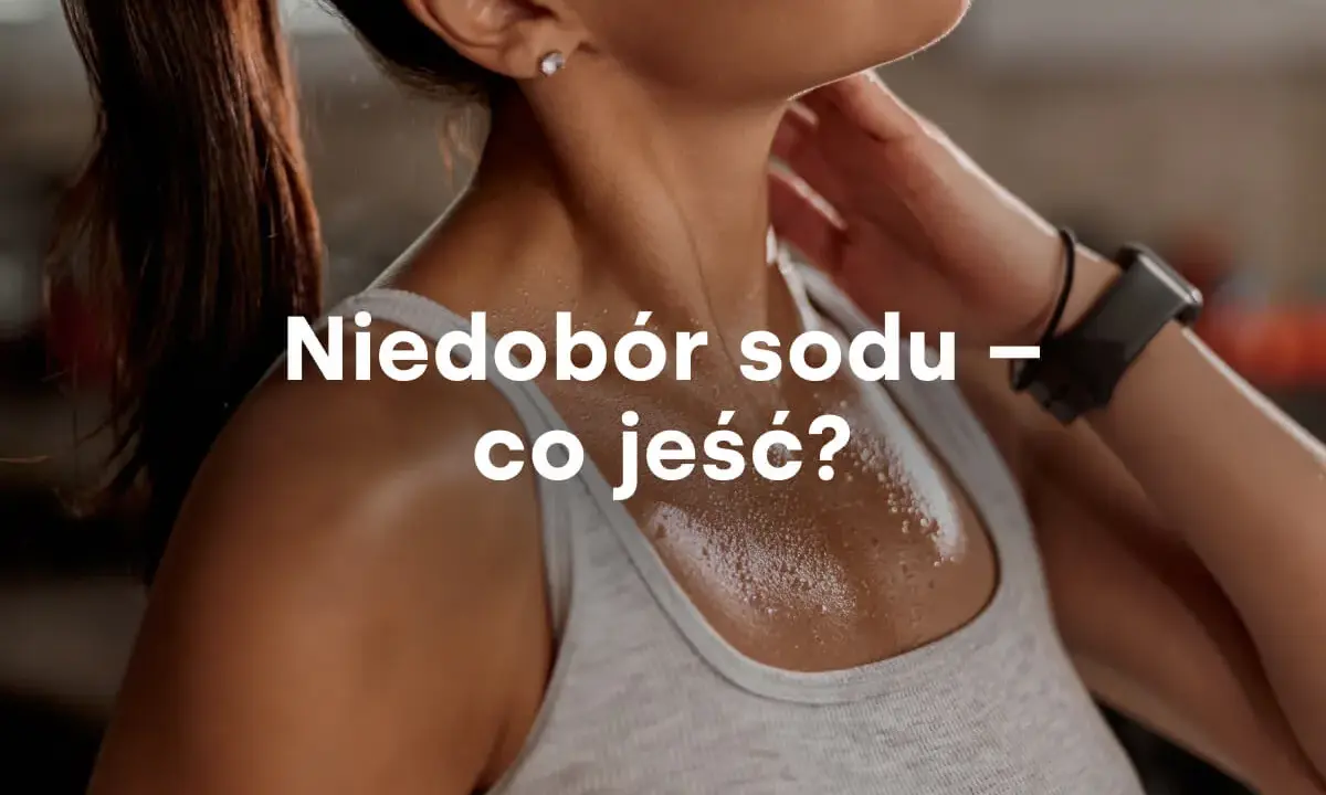 Spocona kobieta po treningu. Tekst: Niedobór sodu – co jeść? Podpowiadamy, jak uzupełnić elektrolity.
