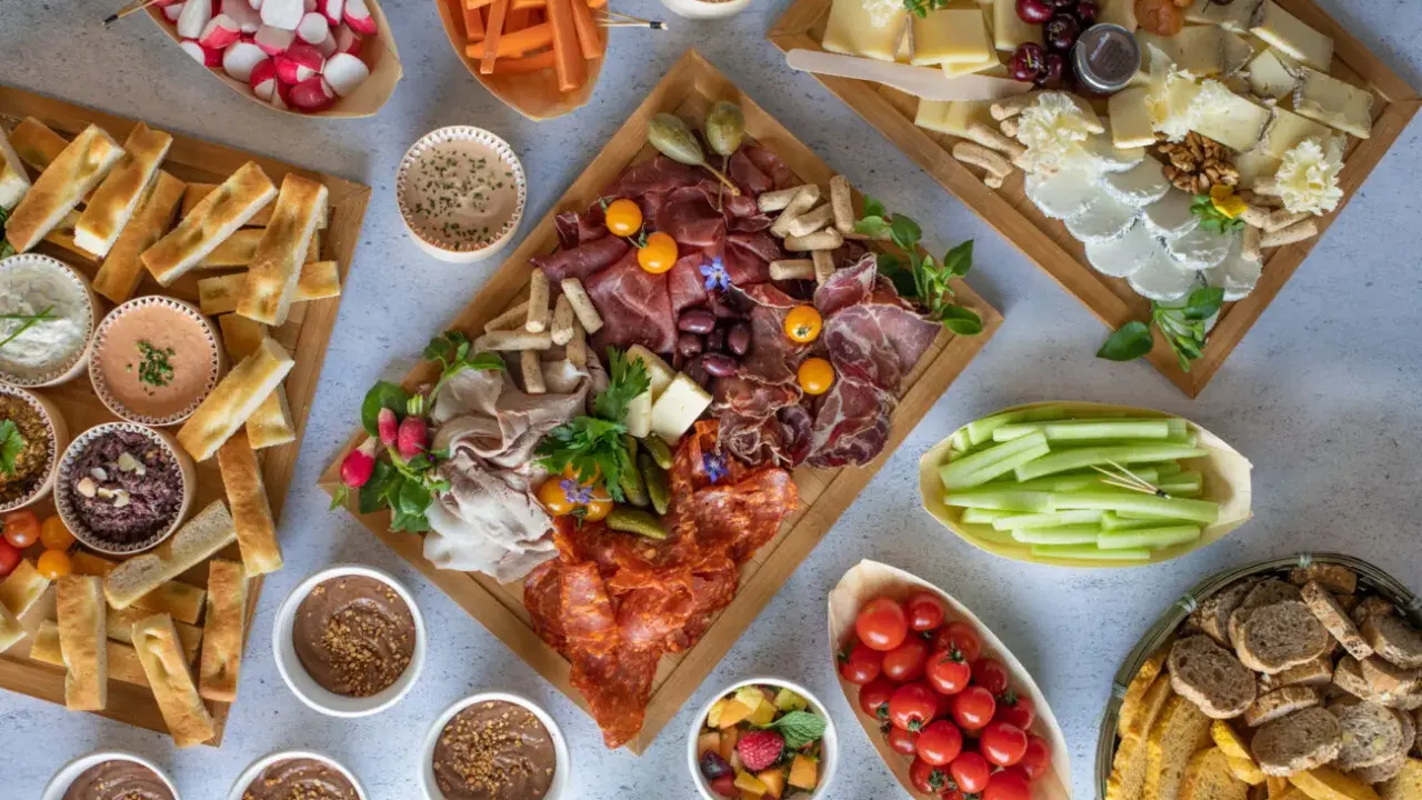 Un buffet, c'est une abondance de délices : charcuteries, fromages, crudités, pains et dips variés. Parfait pour partager !