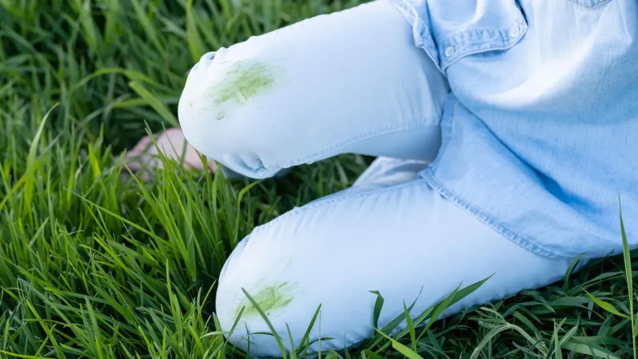 Hose mit grünen Grasflecken im Gras. Tipps zum Grasflecken entfernen gesucht?