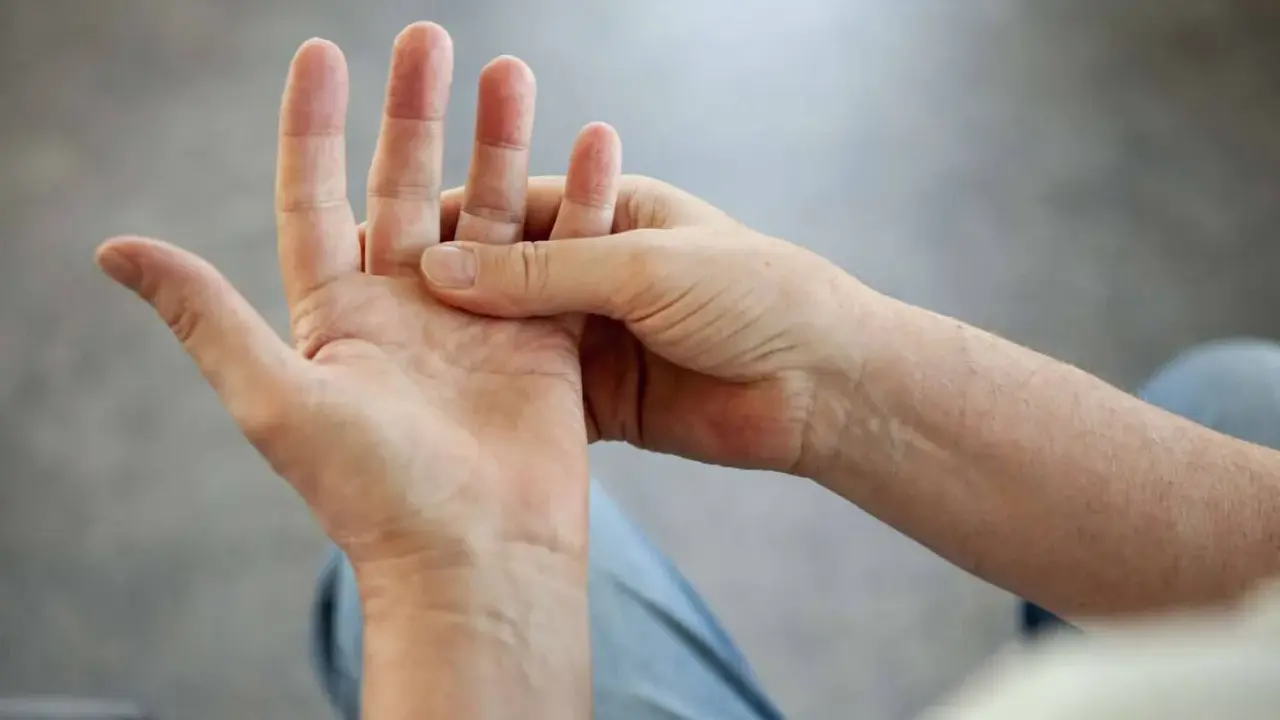 Eine Hand massiert die andere, um **Schmerzen in der Hand** zu lindern.