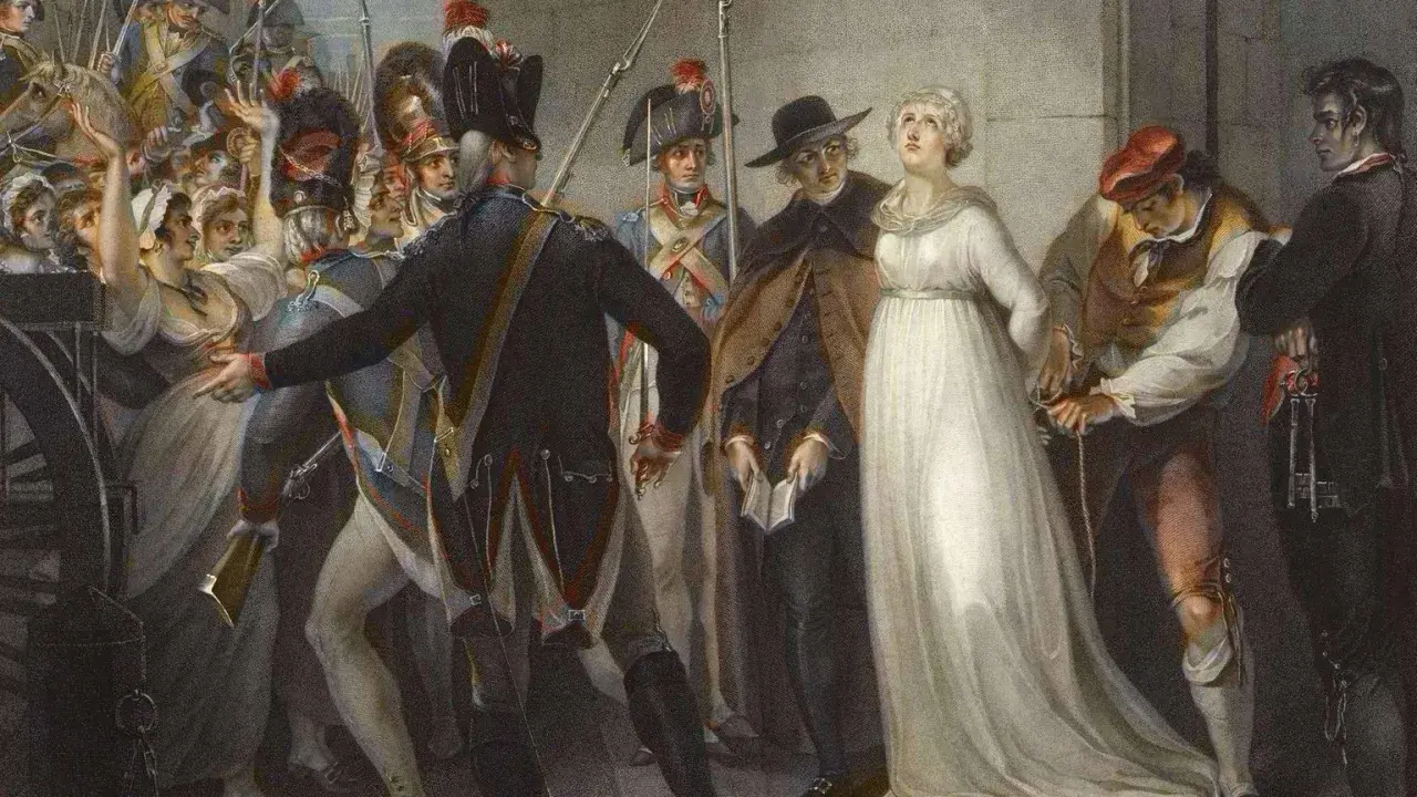 Eine Frau in weißem Kleid wird während der Schreckensherrschaft der Jakobiner abgeführt. Soldaten und eine aufgebrachte Menge sind zu sehen.
