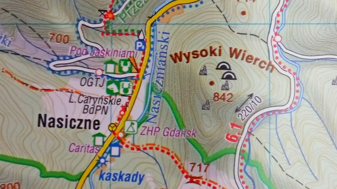 Mapa turystyczna Bieszczadów z zaznaczonymi szlakami, punktami widokowymi i jaskiniami. Widoczne nazwy: Nasiczne, Wysoki Wierch, Pod Jaskiniami.