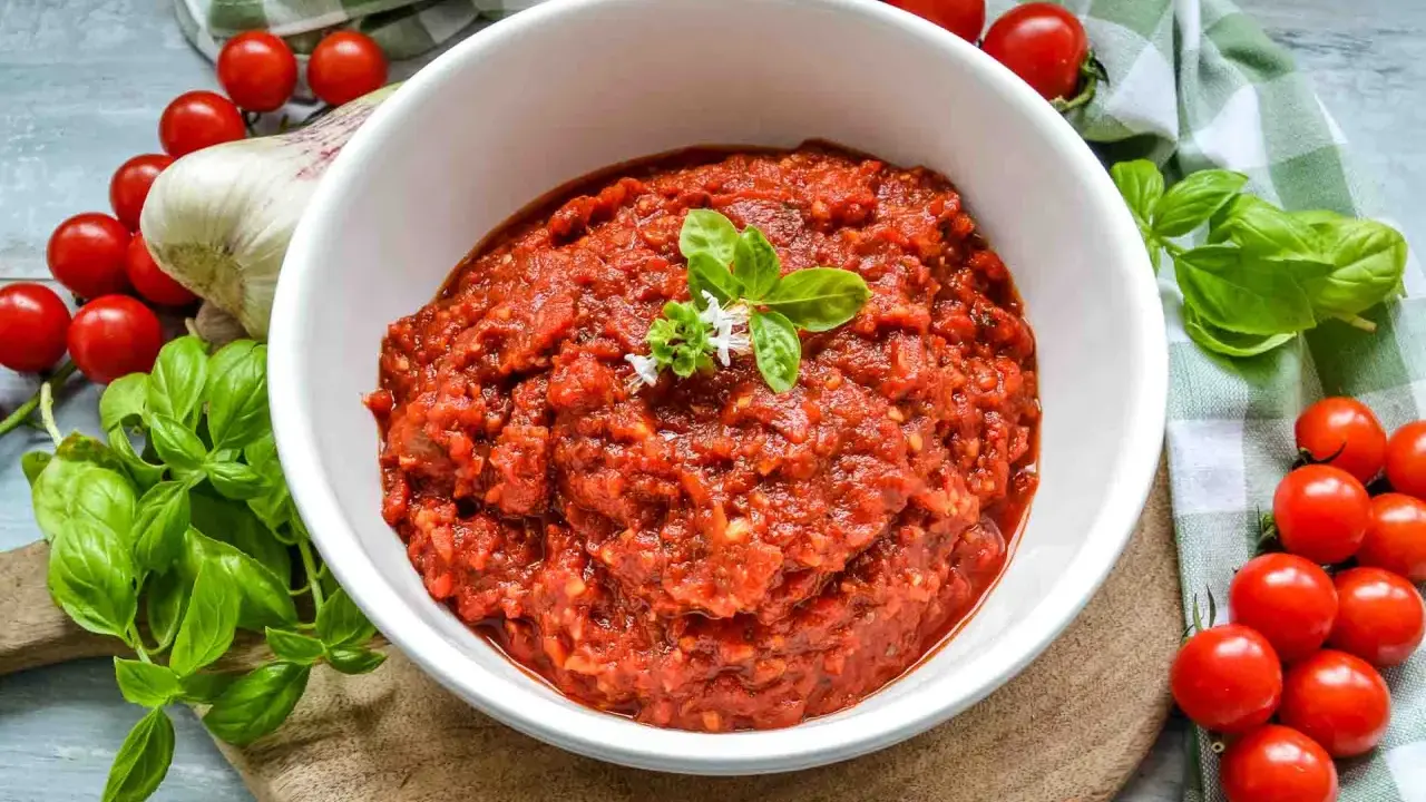 Hausgemachte Pizza Sauce, wie in der Pizzeria, mit frischen Tomaten, Knoblauch und Basilikum.