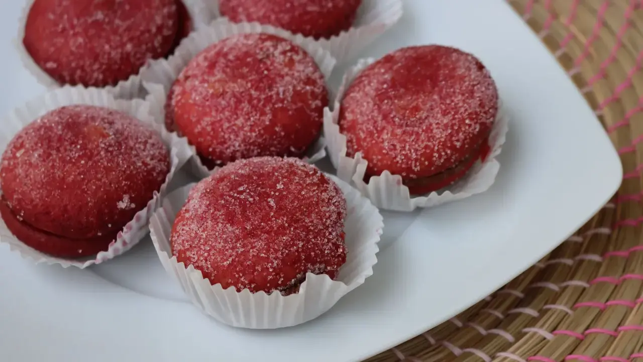Dolcetti rossi ricoperti di zucchero, perfetti per scoprire cosa mangiare nelle Marche.