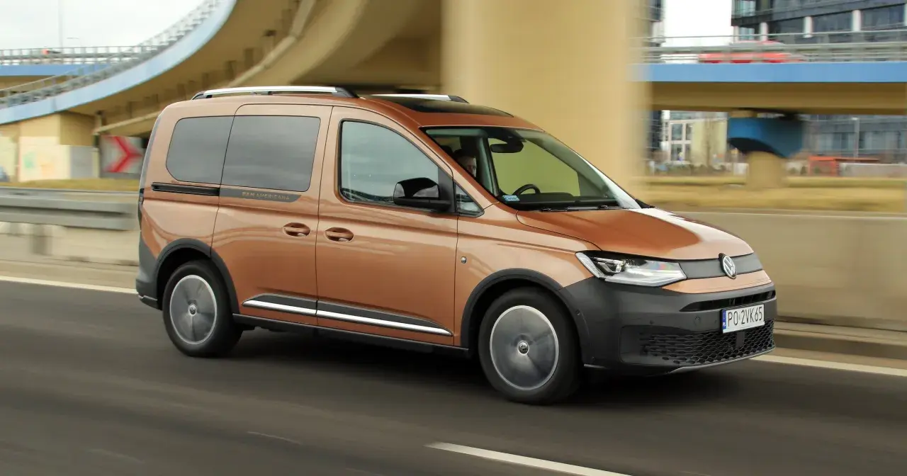 Brązowy Volkswagen Caddy Pan Americana w ruchu drogowym.