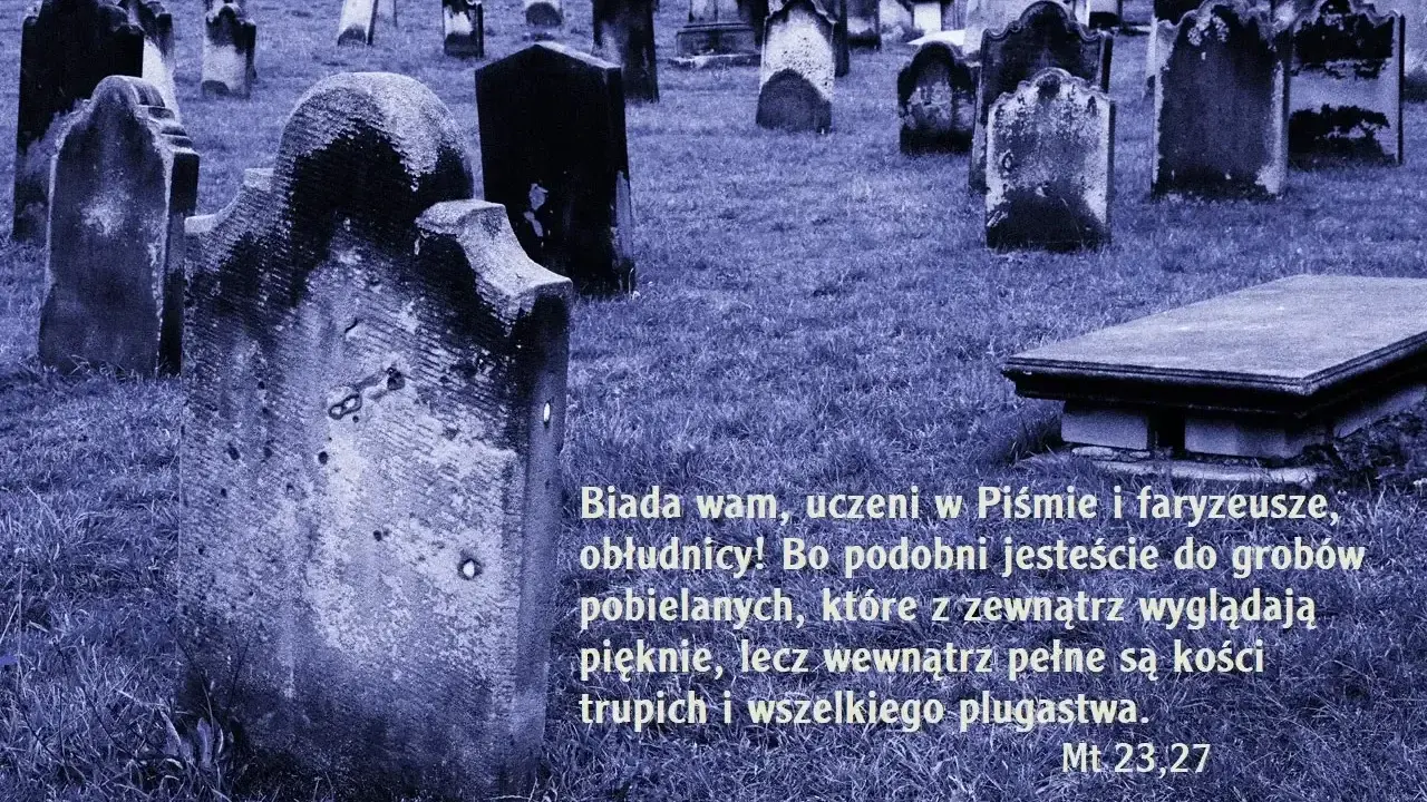 Stare nagrobki na cmentarzu, przypominające pobielane groby. Epitafium mówi o pozorach.