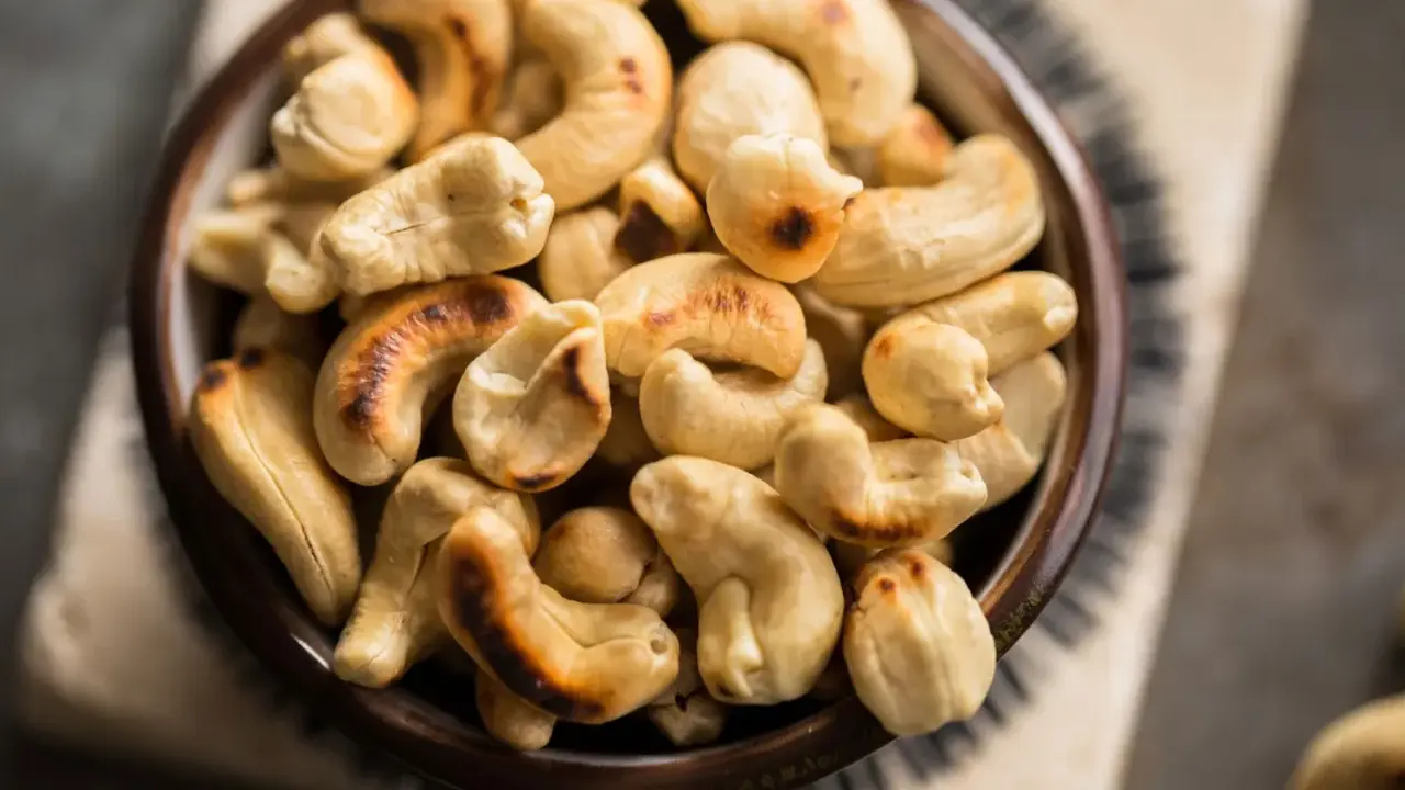 Schale voller gerösteter Cashewkerne, die zeigen, dass Cashewkerne gesund sind.