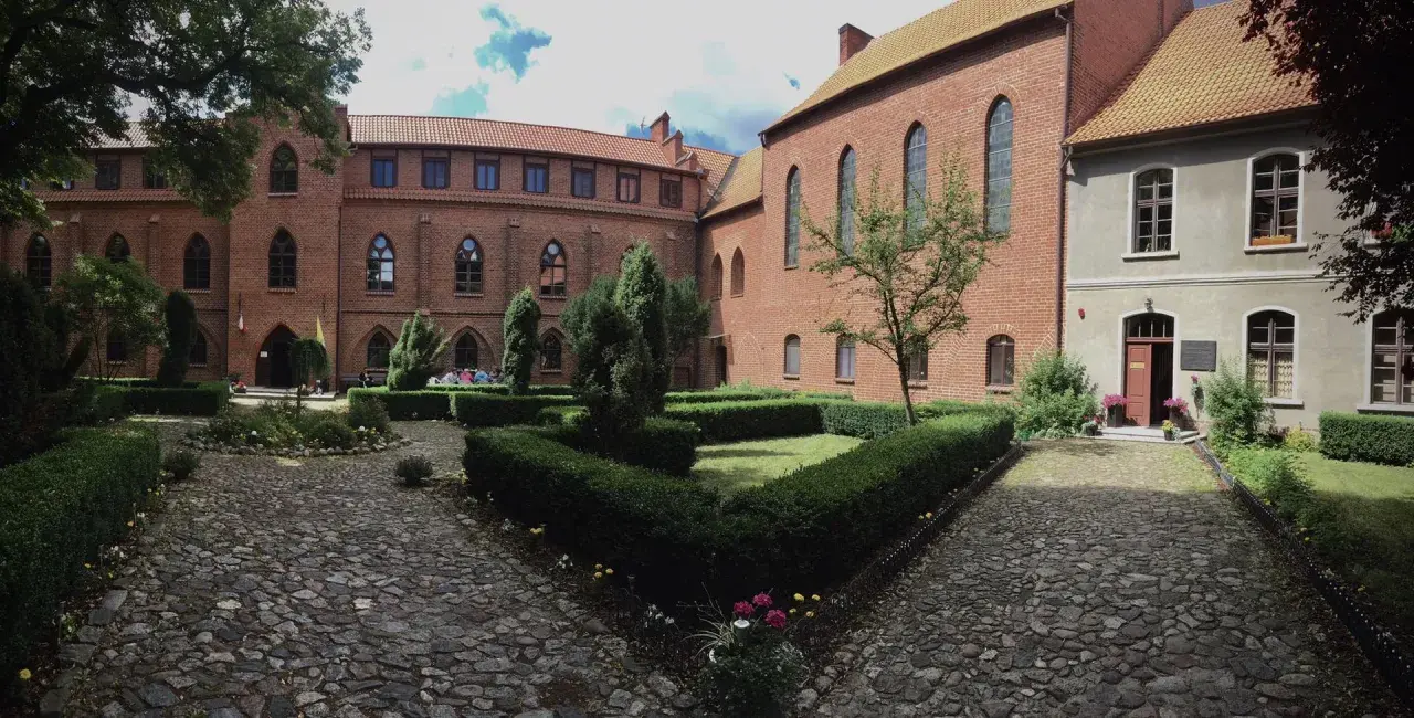 Dziedziniec zamkowy w Solcu Kujawskim, z zadbanymi żywopłotami i brukowanymi alejkami, to jedna z urokliwych atrakcji tego miejsca.