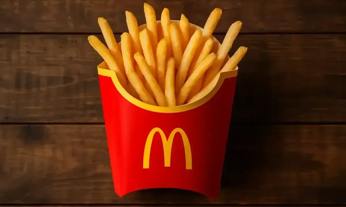 Duże frytki w McDonald's, idealne na przekąskę. Zastanawiasz się, ile kosztują duże frytki w McDonald's?