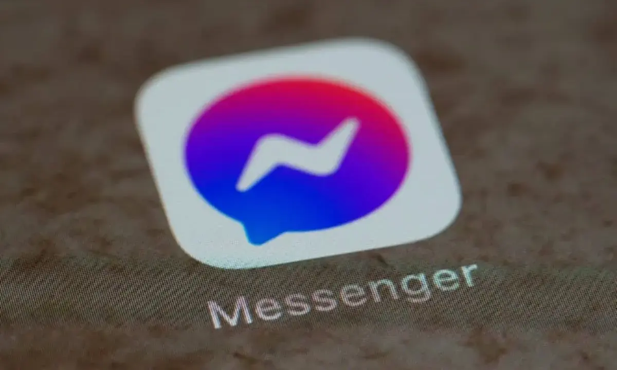 Messenger-ikonen med dess blåa och lila färggradient. Kanske en symbol för en blockad på Messenger, där kommunikationen avbryts.