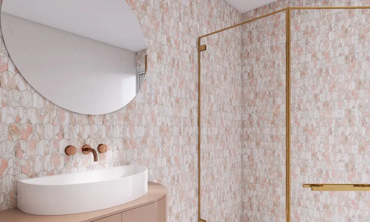 Elegancka łazienka z mozaiką imitującą marmur. Zastosowanie marmuru w łazience dodaje luksusu i stylu.