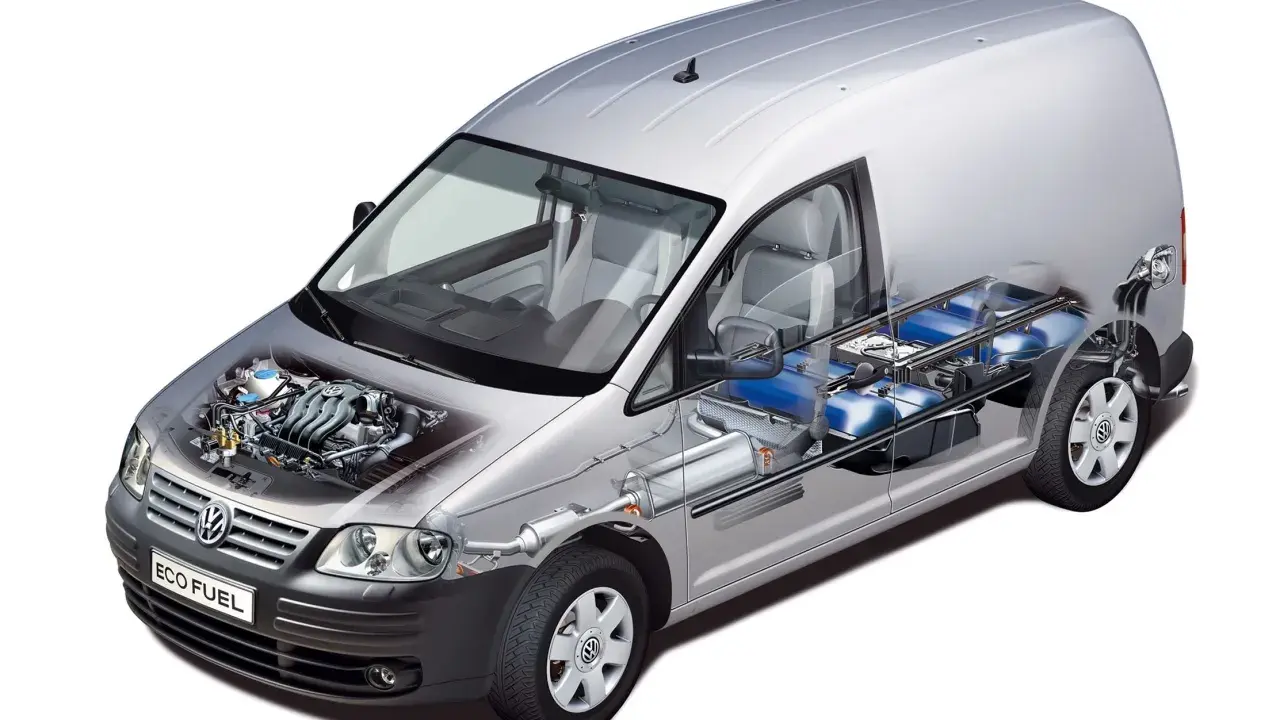 Volkswagen Caddy z silnikiem i zbiornikami na benzynę CNG.