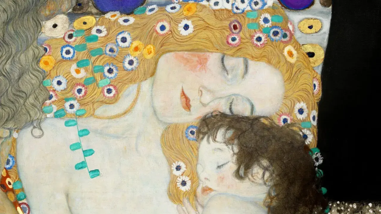 La maternità di Klimt, un abbraccio dolce tra madre e figlio, ispirazione per la scuola primaria.