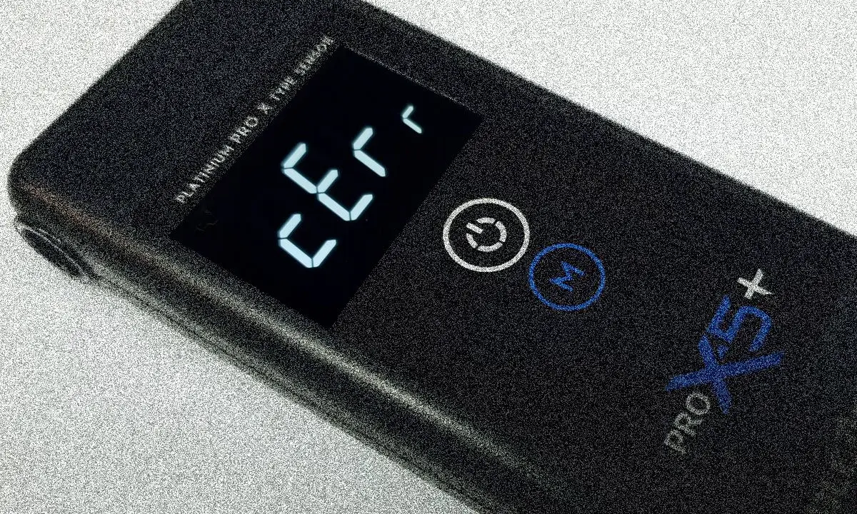 Czarny, nowoczesny tester z wyświetlaczem pokazującym "Err" i napisem "PLATINUM PRO X TYPE SENSOR".