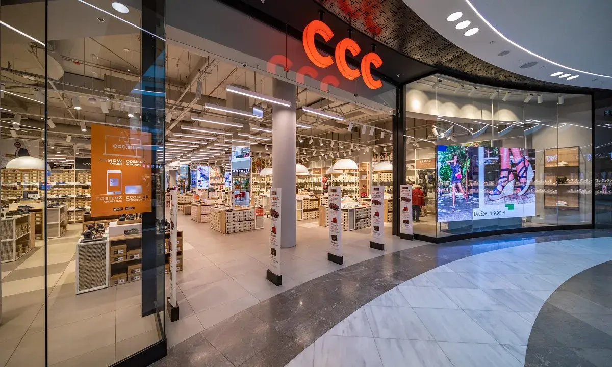 Wnętrze sklepu CCC, jednej z znanych sieciówek odzieżowych, pełne butów i torebek.