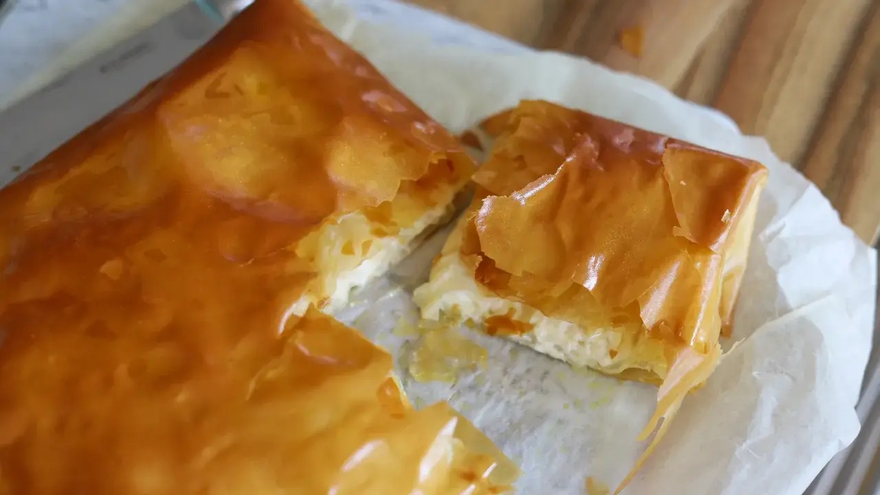 Złocisty, chrupiący burek z serem, idealny na śniadanie. Poznaj turecki burek przepis i poczuj smak tradycji!