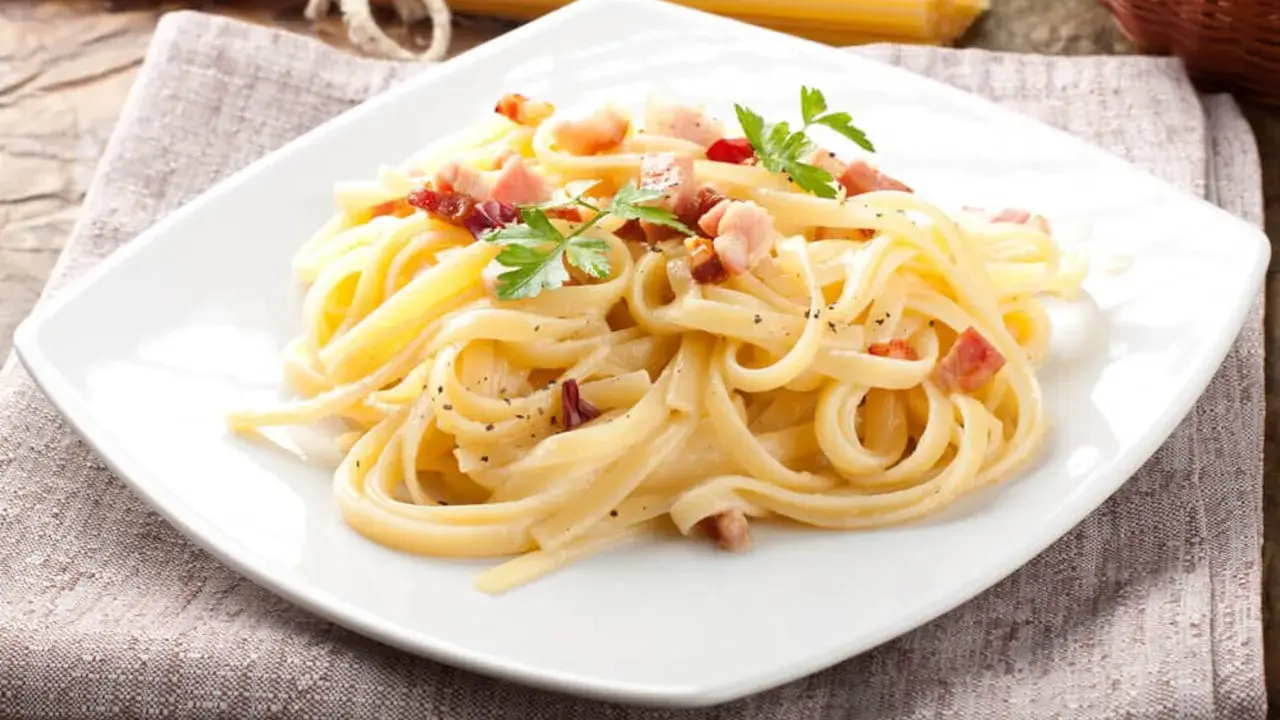 Prawdziwa Carbonara bez śmietany: Autentyczny przepis i sekrety