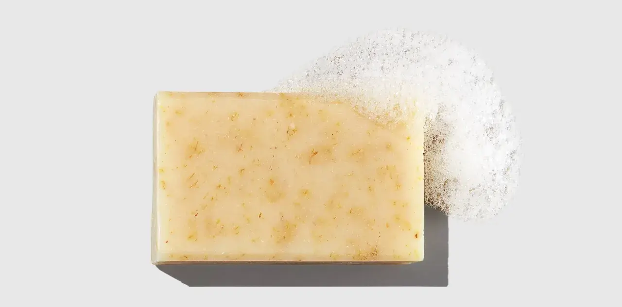 Sapone solido con bolle di schiuma, ideale per la pelle con dermatite atopica.