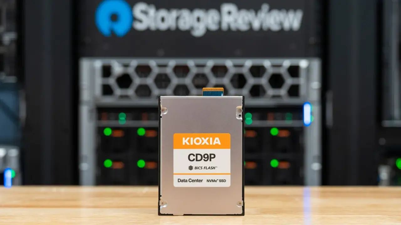 Le disque dur nouvelle génération Kioxia CD9P, un SSD NVMe pour data center, prêt à propulser vos données.