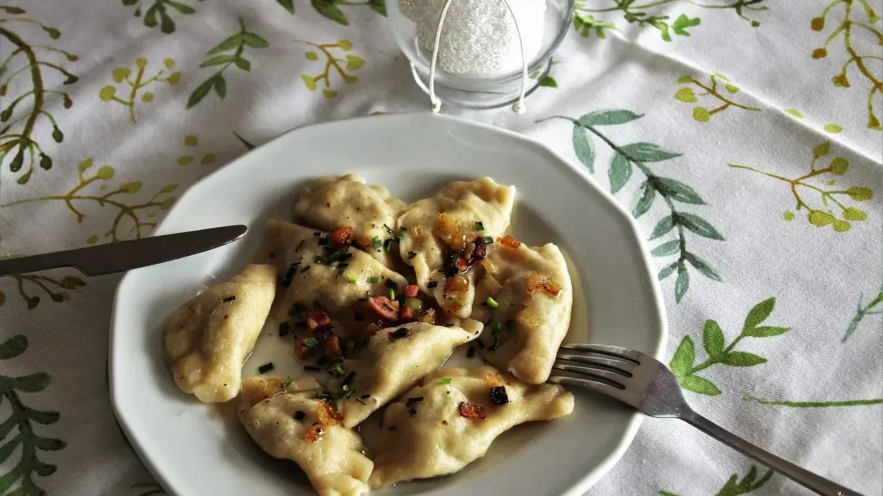 Pyszne pierogi z boczkiem i cebulką, idealne na obiad. Oto przepis na pierogi, który zachwyci każdego!