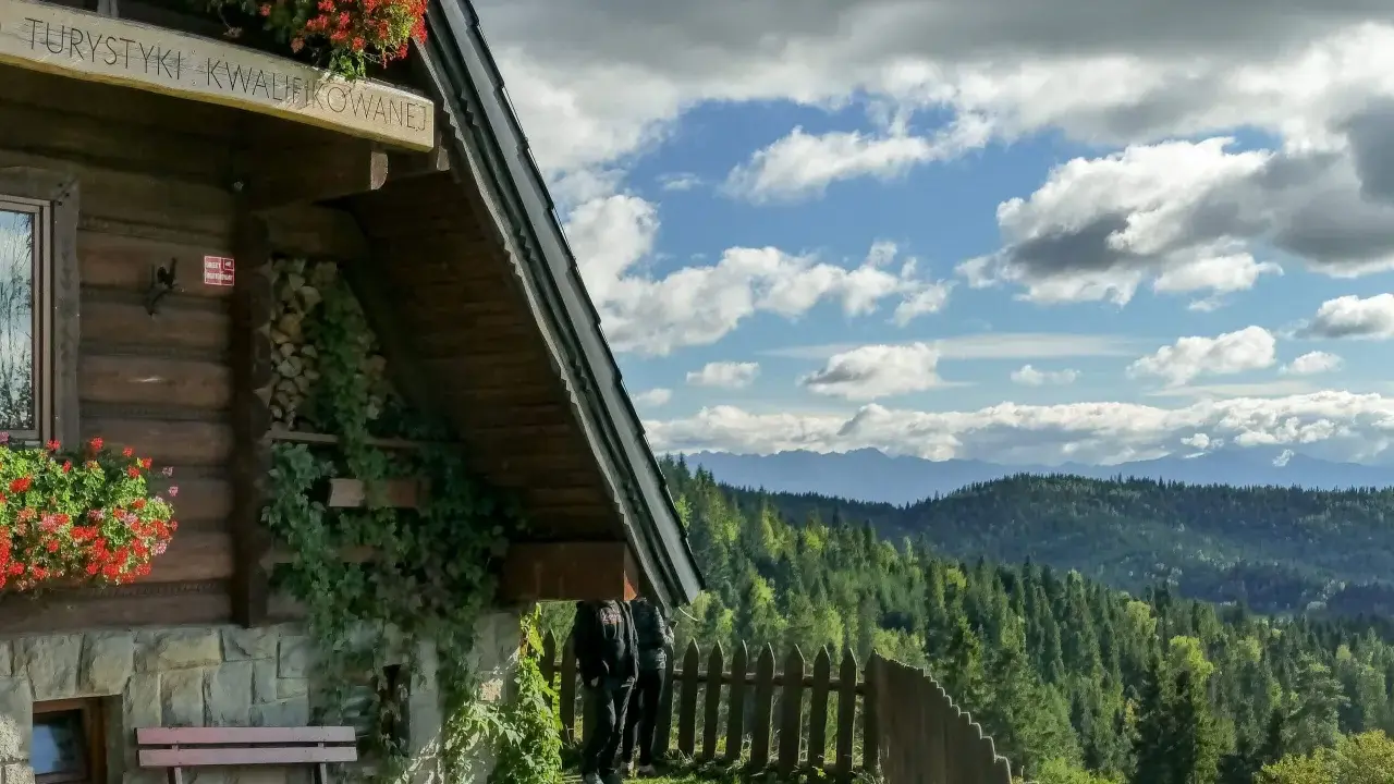 Bacówka na Obidzy: Szlaki, noclegi, widoki. Planuj idealną wycieczkę!