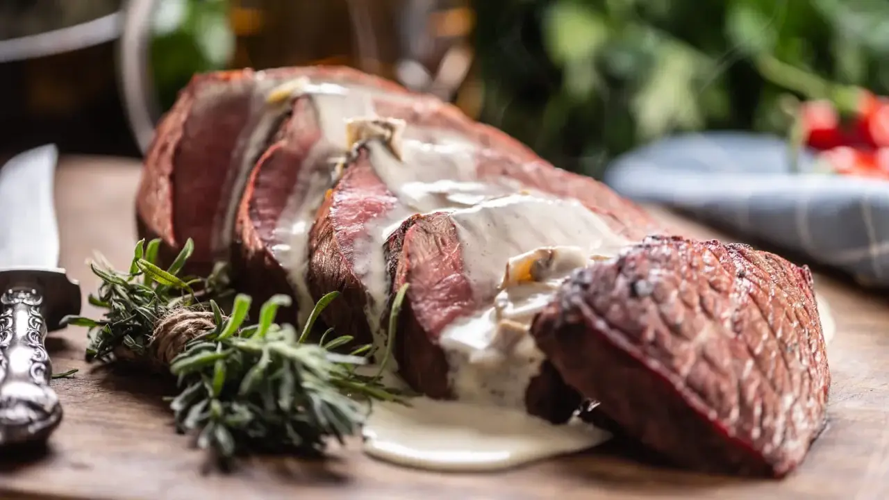 Tranches de côte de bœuf juteuses, nappées d'une sauce crémeuse. Un assaisonnement subtil rehausse la saveur de cette pièce de viande.