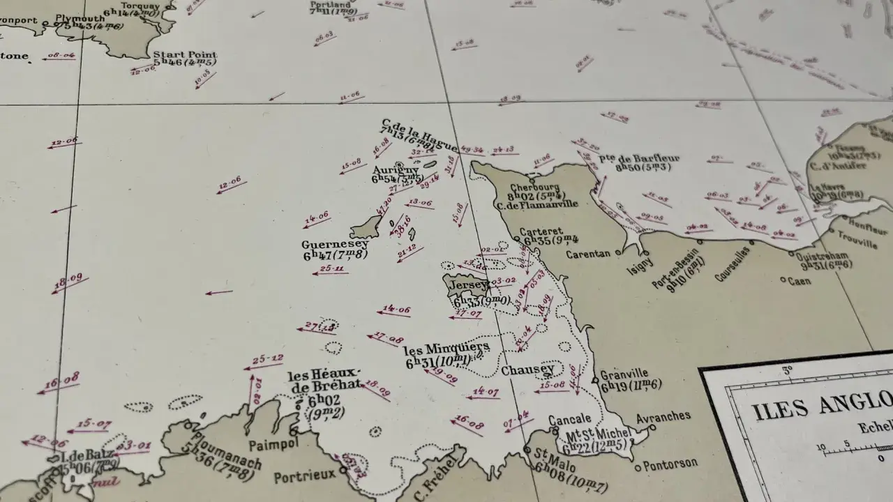 Carte des courants marins de Bretagne et des îles Anglo-Normandes, indiquant les heures et les vitesses des marées.