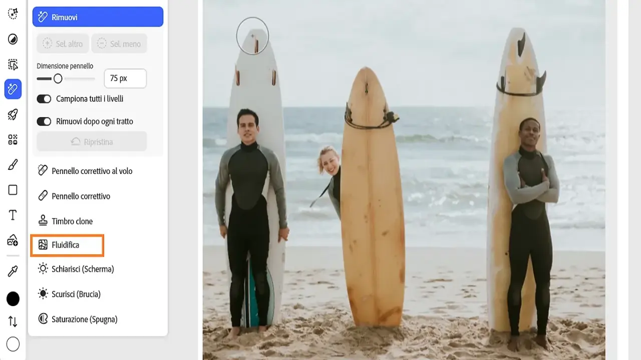 Interfaccia di Photoshop con strumento Fluidifica selezionato, pronto per ritoccare surfisti sulla spiaggia.