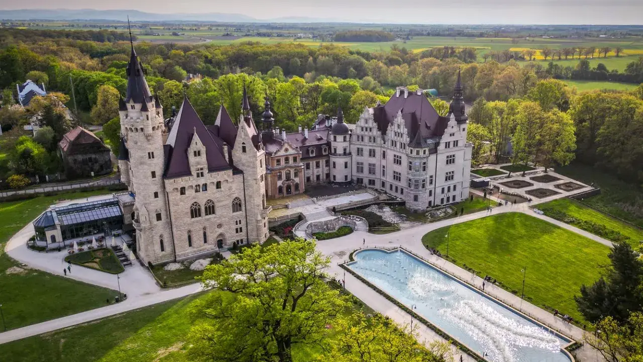 Zamek Moszna, jedna z największych atrakcji Opolszczyzny, z imponującą architekturą i rozległym parkiem z fontanną.