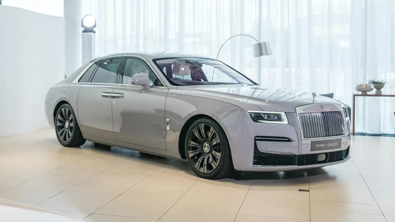 Szary Rolls-Royce Ghost w salonie. Zastanawiasz się nad jego cena? Luksus na kołach.