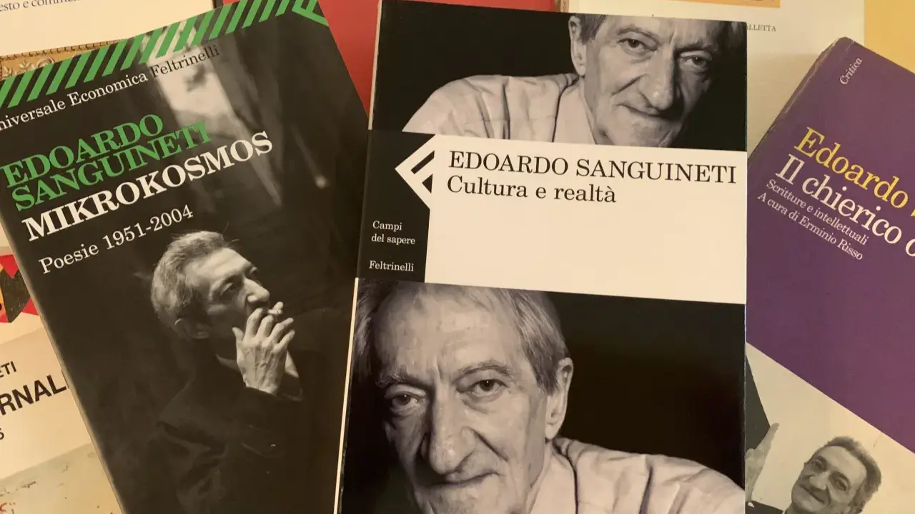 Libri di Edoardo Sanguineti, tra cui "Mikrokosmos. Poesie 1951-2004", esplorano la sua opera.