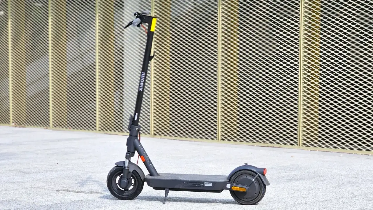 Trottinette électrique Xiaomi M365, idéale pour la ville. Découvrez sa fiche technique complète pour connaître ses performances.