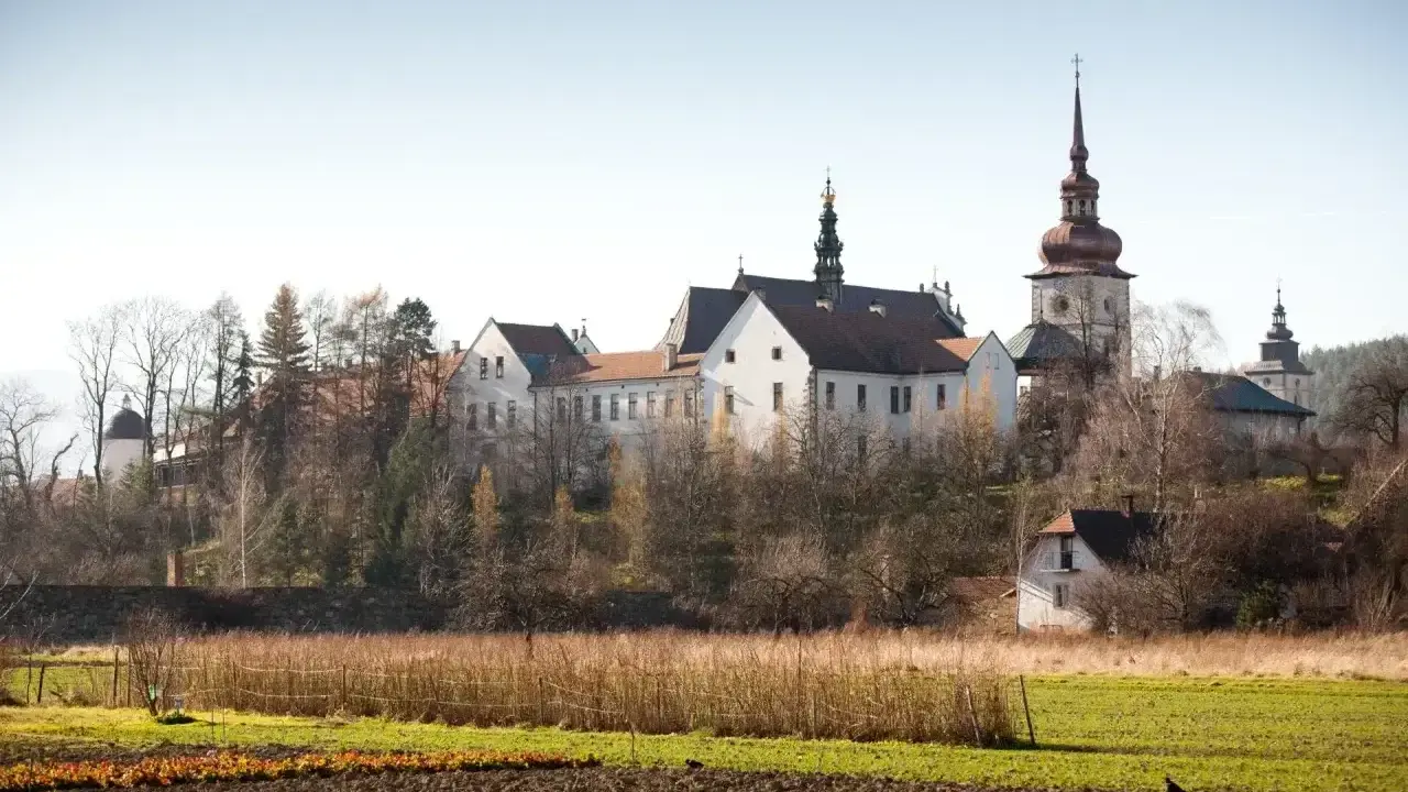 Stary Sącz atrakcje: malowniczy zespół klasztorny na wzgórzu, otoczony zielenią i polami.