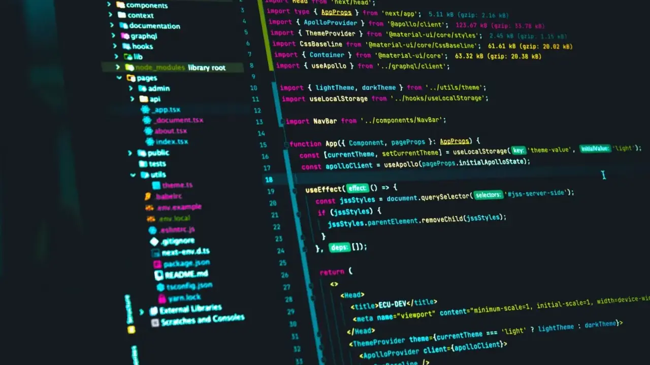 Kod źródłowy aplikacji React z wykorzystaniem wzorców projektowych JavaScript, m.in. hooków i zarządzania stanem.