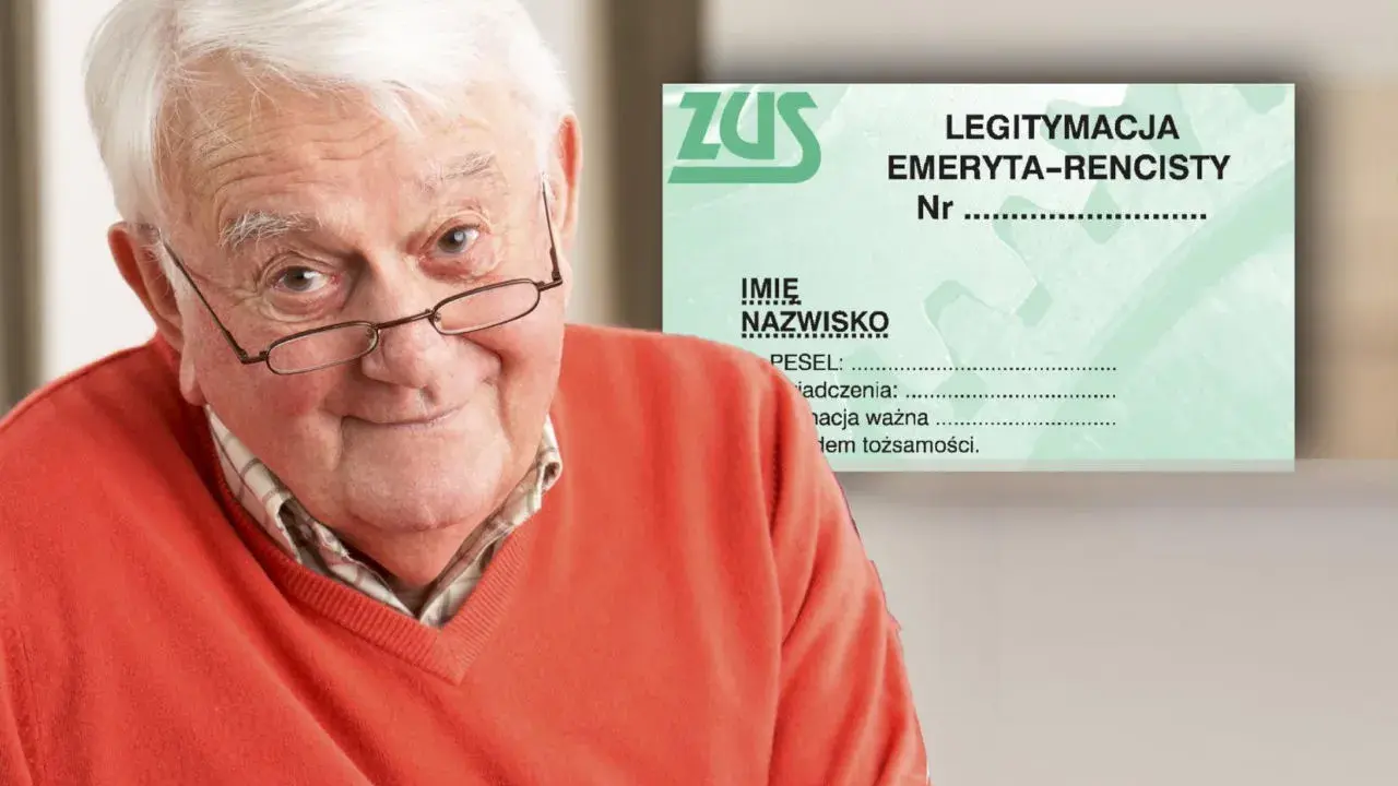 Uśmiechnięty starszy pan z okularami prezentuje legitymację emeryta wojskowego ZUS.