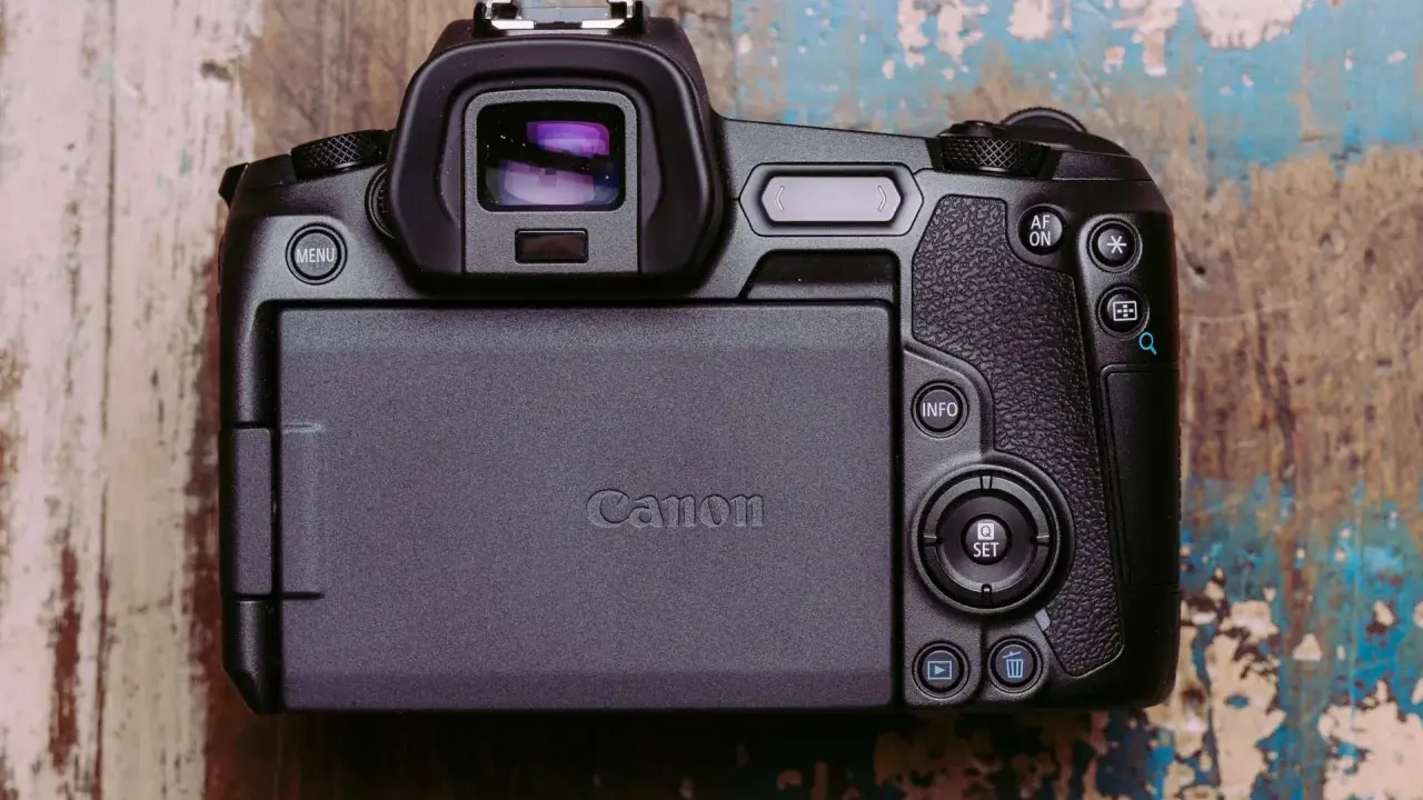 Tył aparatu Canon EOS R5 z widocznym ekranem LCD i przyciskami sterującymi.