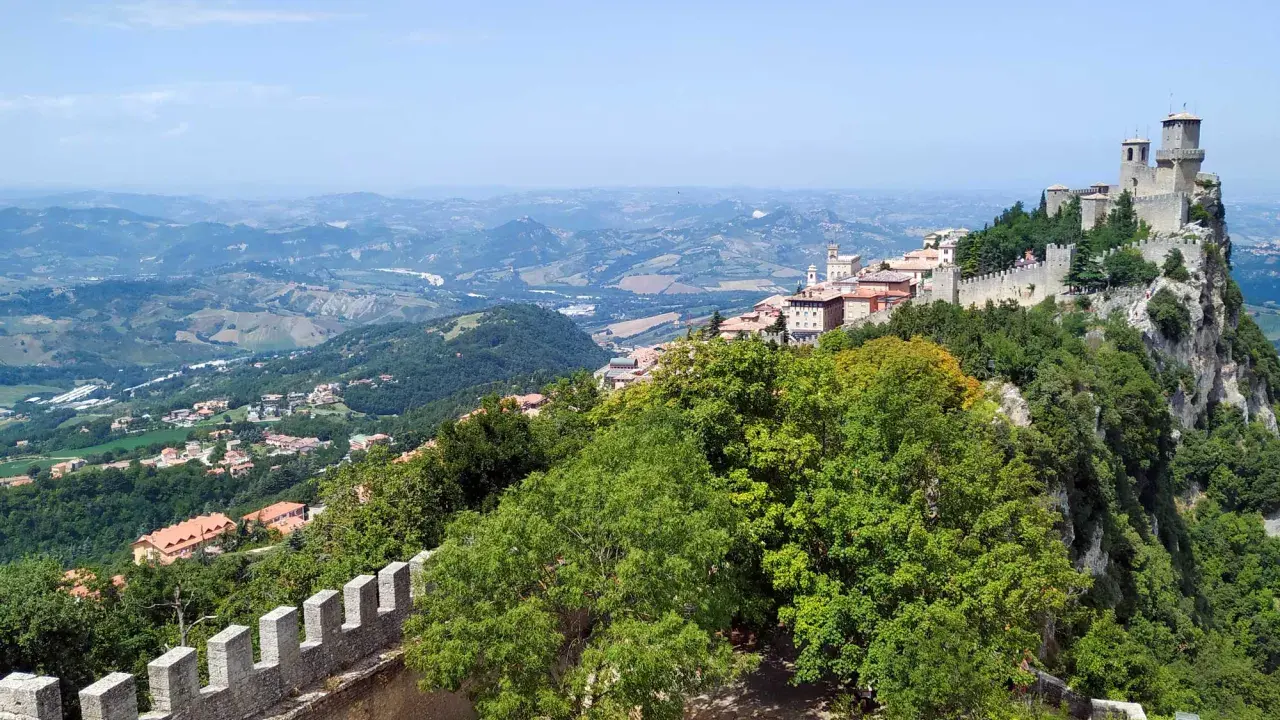 Panoramica mozzafiato di San Marino e delle colline circostanti. Un luogo perfetto per scoprire cosa vedere vicino San Marino, tra borghi e castelli.