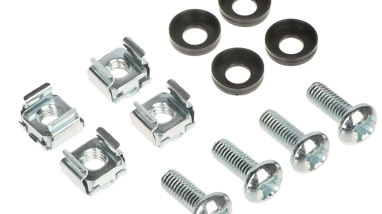 Rack-Schrauben-Set mit vier Käfigmuttern, vier Unterlegscheiben und vier Schrauben. Ideal für die Montage von Geräten, die Kunststoffschrauben M6 benötigen.