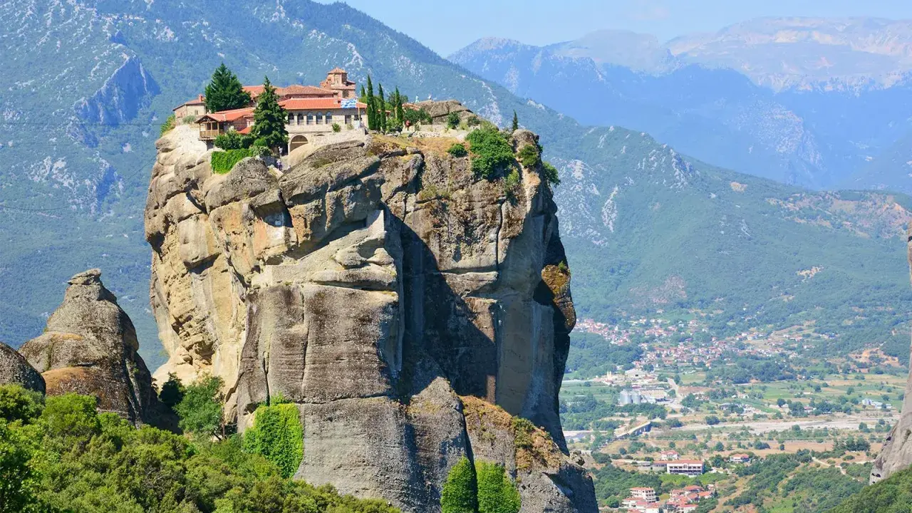 Kloster på en klipptopp i Meteora, Grekland. En hisnande vy över det unika landskapet.