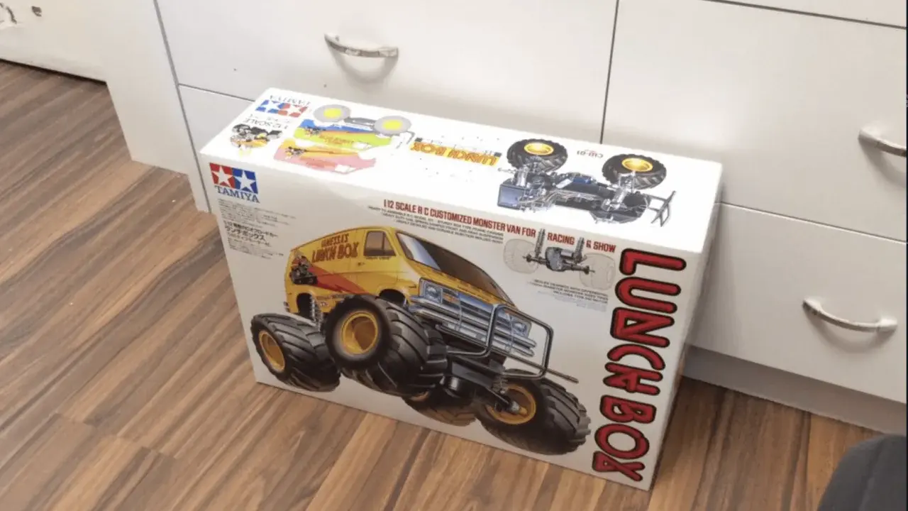 Tamiya Lunch Box RC-Monster-Van-Bausatz im Karton, bereit für den Rennsport und die Show. Ein Klassiker für jeden Tamiya Blog.