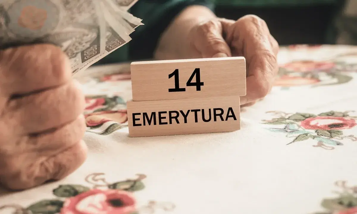 Dłoń trzyma banknoty, obok kostki z napisem "14 EMERYTURA". Zastanawiasz się, ile to brutto, gdy masz 2200 netto?